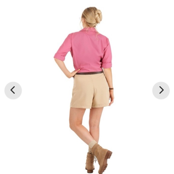 Jurassic Park Pink Shirt and Beige Shorts Costume Dr Ellie Sattler - Picture 2 of 6